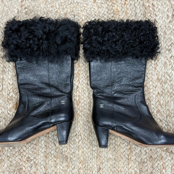 Chanel black boots, a shearling trim, a covered cone heel, and a silver CC logo - Picture 3 of 11